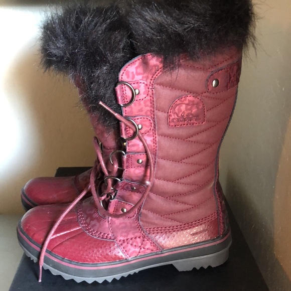 Sorel Tofino II snow boot. Rich wine color. Size 6.5. Like new - Picture 7 of 9